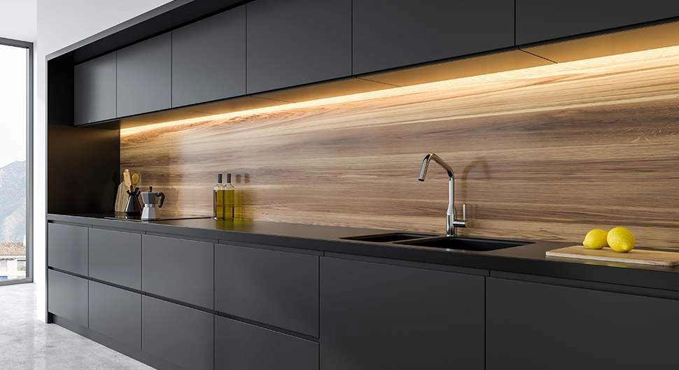 Cuisine noire avec panneaux de finition