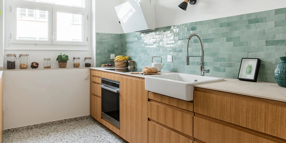 Cuisine IKEA façades chêne, crédence en carrelage vert