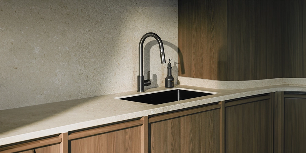 Plan de travail en granit façade en bois