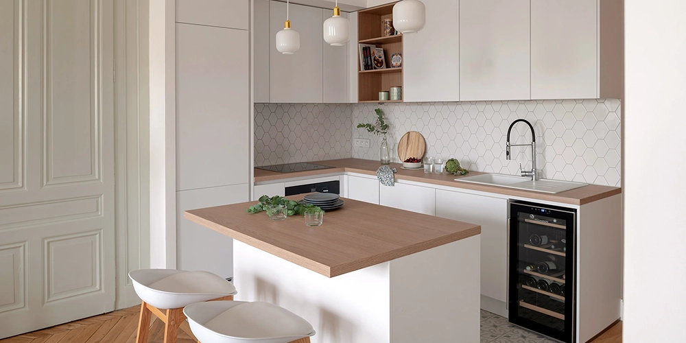 petite cuisine cosy blanc et bois clair