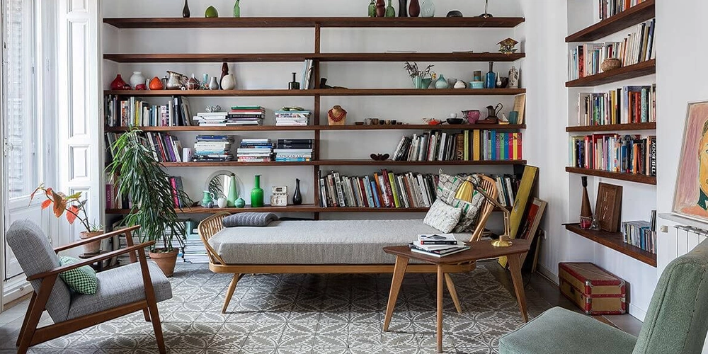 salon avec étagères en bois